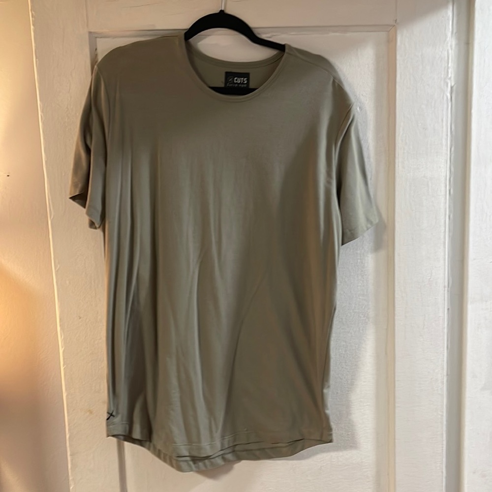 Cuts curve hem tee